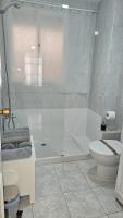 A bathroom at Ideal Holiday Apartment City Center
