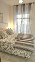 A bed or beds in a room at Ideal Holiday Apartment City Center