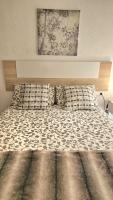 A bed or beds in a room at Ideal Holiday Apartment City Center