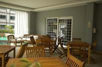 una sala da pranzo con tavoli e sedie in legno di resort comfort ad Araras Petropolis