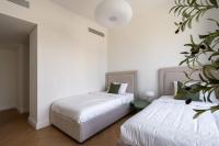 Postel nebo postele na pokoji v ubytování TH-Homes Downtown 2 Bedroom with Burj Khalifa view