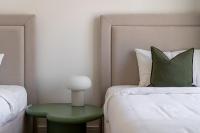 Postel nebo postele na pokoji v ubytování TH-Homes Downtown 2 Bedroom with Burj Khalifa view