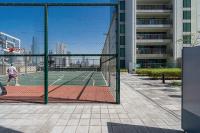 Tenis a/nebo squash v ubytování TH-Homes Downtown 2 Bedroom with Burj Khalifa view nebo okolí