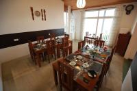 バンダーラウェラにあるVilla Perpetuaのテーブルと椅子付きのダイニングルームのオーバーヘッドビュー