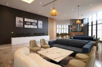 eine Lobby mit blauen Sofas sowie einem Tisch und Stühlen in der Unterkunft Radisson Hotel Madinah in Medina