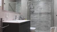 Koupelna v ubytování Apartamentos La Chaparrina del Jerte