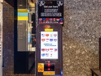 アパホテル〈銀座 新富町駅前北〉に飾ってある許可証、賞状、看板またはその他の書類