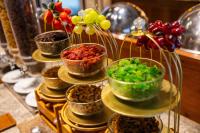 uma exibição de tigelas de comida numa mesa em BJ & Radisson Sea View Hotel em Ko Yao Yai