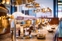 um bar com uma fileira de barômetros sobre uma mesa em BJ & Radisson Sea View Hotel em Ko Yao Yai