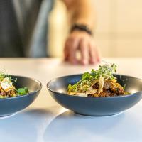 德科克斯多普Studio's De Vlijt Texel的坐在桌子上的两碗食物