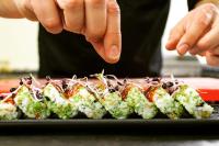 德科克斯多普Studio's De Vlijt Texel的一个人指着一盘食物。