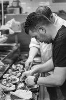 德科克斯多普Studio's De Vlijt Texel的餐馆厨房里准备食物的人