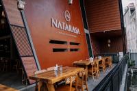 En restaurant eller et andet spisested på NATARASA Cottage