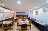 Un restaurante u otro lugar para comer en Gazebo By Vedic Vista