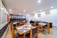 Un restaurante u otro lugar para comer en Gazebo By Vedic Vista