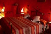 Łóżko lub łóżka w pokoju w obiekcie Hotel Cueva Tardienta Monegros-Adults Only