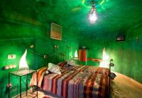 Łóżko lub łóżka w pokoju w obiekcie Hotel Cueva Tardienta Monegros-Adults Only