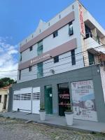 Un edificio con un cartel al costado. en Várzea HOTEL, en Sobral