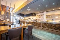 Ein Restaurant oder anderes Speiselokal in der Unterkunft Fletcher Wellness-Hotel Helmond 