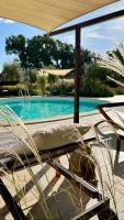 Bazén v ubytovaní Is Cheas wine farm boutique hotel alebo v jeho blízkosti