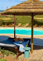 Bazén v ubytovaní Is Cheas wine farm boutique hotel alebo v jeho blízkosti