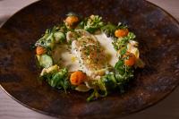 um prato de comida com carne e vegetais em Hawks Cay Resort em Marathon