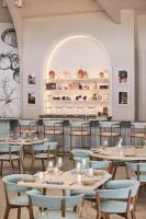 um restaurante com mesas, cadeiras e um bar em Hawks Cay Resort em Marathon