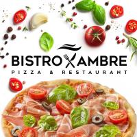 una pizza con pomodori e basilico sopra di Ambre Apartments a Łeba