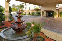 una fuente en medio de un patio en Citrus Suites Redlands Loma Linda Hotel, en Redlands