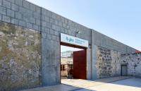 Un edificio con un cartel en el costado. en YHA Fremantle Prison, en Fremantle