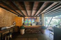 Mae Mae Home في Ban Tham: مطبخ مع كونتر في الغرفة