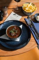 Jídlo v hotelu nebo okolí