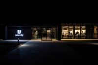 una entrada a un edificio por la noche en Amenity Hotel & Resort Česká Kanada, en Nová Bystřice