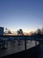 un groupe de tables et de chaises sur une terrasse dans l'établissement Domaine de Chabrague, à Amou
