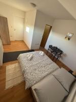 Ein Bett oder Betten in einem Zimmer der Unterkunft Sobe Ježdovec