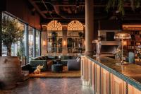 sala de estar con bar y sofá en Villa Foresta, en Lidingö