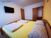 Postel nebo postele na pokoji v ubytování Apartment and room Anica