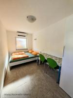 Postel nebo postele na pokoji v ubytování Apartment and room Anica