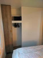 Łóżko lub łóżka w pokoju w obiekcie Mobil-home Les Locs Danous