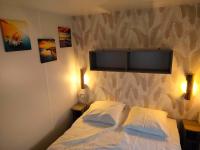Łóżko lub łóżka w pokoju w obiekcie Mobil-home Les Locs Danous