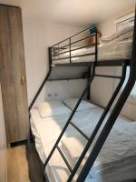 Łóżko lub łóżka w pokoju w obiekcie Mobil-home Les Locs Danous