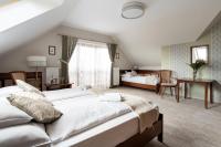 Łóżko lub łóżka w pokoju w obiekcie Hotel Kardosfa