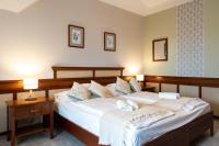Łóżko lub łóżka w pokoju w obiekcie Hotel Kardosfa