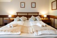 Łóżko lub łóżka w pokoju w obiekcie Hotel Kardosfa