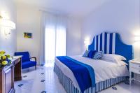 Łóżko lub łóżka w pokoju w obiekcie Hotel Villa Di Sorrento