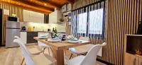Kuchyňa alebo kuchynka v ubytovaní Holiday House Dora - Nice home with nice forest view and Outdoor swimming pool, Whirlpool-Jacuzzi, Sauna, 2 bedrooms and WiFi