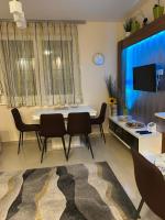 Televízia a/alebo spoločenská miestnosť v ubytovaní Mango Wellness Apartman