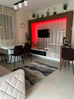 Televízia a/alebo spoločenská miestnosť v ubytovaní Mango Wellness Apartman