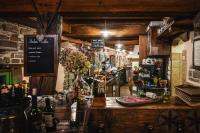 un bar con bancone pieno di fiori e bottiglie di vino di House Marica a Šmartno (San Martino)