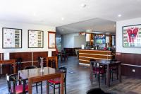 Un restaurante con mesas y sillas y un bar. en Browns Sports Resort, en Vilamoura